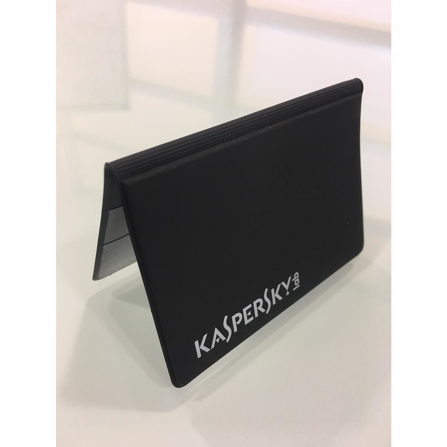 Immagine per Kaspersky card holder porta carte di credito      anti frode da DIMOStore