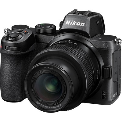 Fotocamera mirrorless Nikon Z5 con obiettivo Nikon Z 24-50mm f/4-6.3 + adattatore FTZ