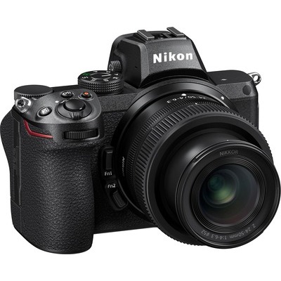 Fotocamera mirrorless Nikon Z5 con obiettivo Nikon Z 24-50mm f/4-6.3
