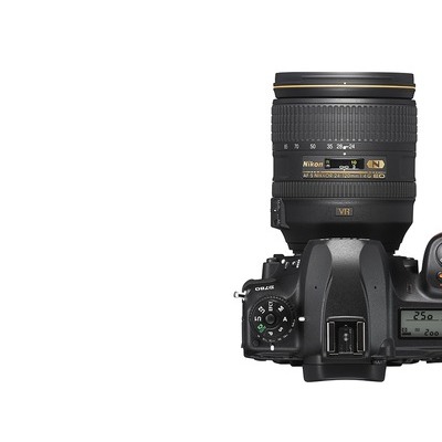 Fotocamera reflex Nikon D780 con obiettivo Nikkor 24-120 VR e scheda SD